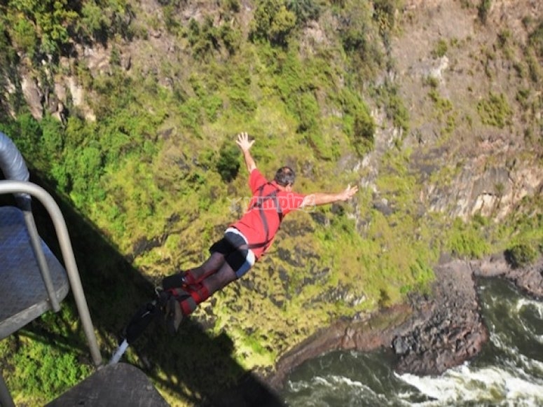 Salto de puenting en San Valentín